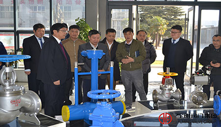 Khách hàng đến thăm nhà máy